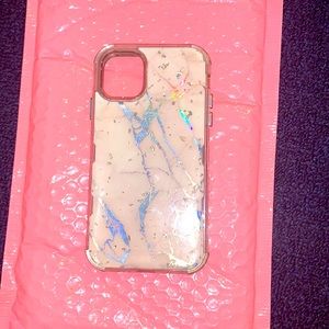 Hi I am kayla and I am selling stuff this ,I got this phone case for IPhone 13